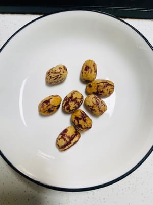 Elija dátiles rojos sin hueso ni piel para mayor comodidad. Si usa dátiles rojos con hueso, quíteles el hueso primero y luego córtelos en trozos pequeños para su uso posterior. Cortarlos en trozos pequeños permitirá que el dulzor se integre mejor en la sopa.