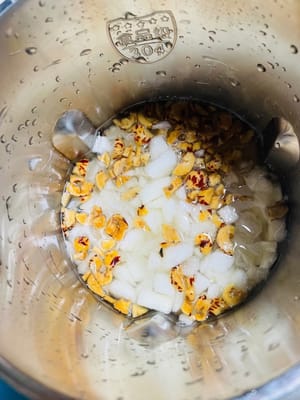 Coloque los trozos de pera, los bulbos de lirio y hongos blancos remojados y picados, el mijo lavado y los trozos de dátiles rojos en un procesador de alimentos o en una máquina para hacer leche de soja, vierta aproximadamente 1300 ml de agua, seleccione la función 