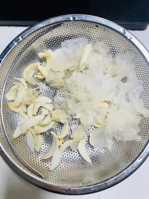 Remoje los bulbos de lirio secos y el hongo blanco en agua durante unas 3 horas. Después de remojarlos, desmenuce el hongo blanco y pique ligeramente los bulbos de lirio. Esto hará que la sopa tenga una textura más uniforme.