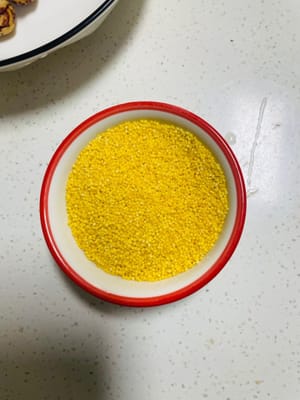 Enjuague bien el mijo con agua limpia, escúrralo y resérvelo. Lavar el mijo con antelación puede evitar que se impure al licuar.