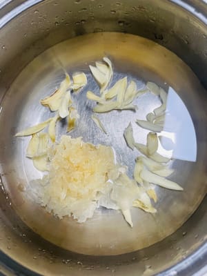 Remoje los bulbos de lirio secos y el hongo blanco en agua durante unas 3 horas. Después de remojarlos, desmenuce el hongo blanco y pique ligeramente los bulbos de lirio. Esto hará que la sopa tenga una textura más uniforme.