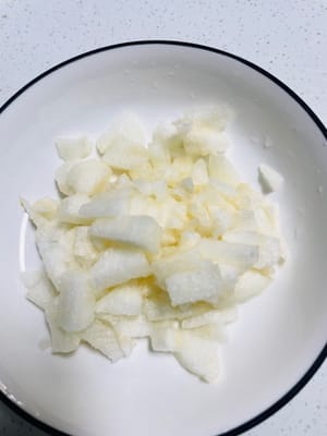 Pele las peras y córtelas en trozos pequeños. No las corte demasiado finas, ya que esto hará que el puré quede más suave.