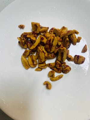 Elija dátiles rojos sin hueso ni piel para mayor comodidad. Si usa dátiles rojos con hueso, quíteles el hueso primero y luego córtelos en trozos pequeños para su uso posterior. Cortarlos en trozos pequeños permitirá que el dulzor se integre mejor en la sopa.