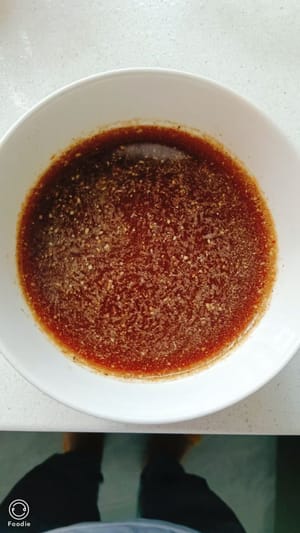 Für die Sauce eine halbe Schüssel Wasser aufgießen, Sojasauce, Austernsauce, Stärke, Zucker und etwas Salz hinzufügen, gut verrühren und beiseite stellen.