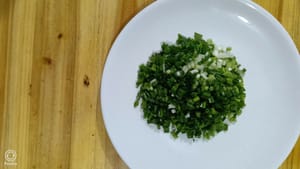 Die Frühlingszwiebeln für die spätere Verwendung klein schneiden.