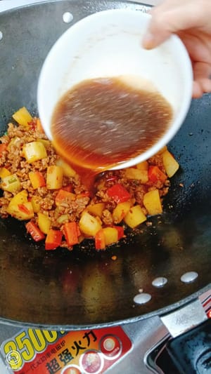 Gießen Sie die vorbereitete Sauce in den Topf und schieben Sie sie gleichmäßig