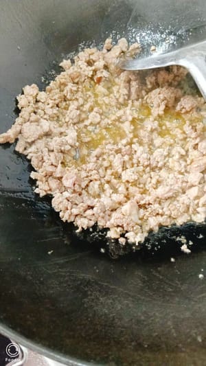 Erhitzen Sie die Pfanne und braten Sie das Hackfleisch, bis das Öl