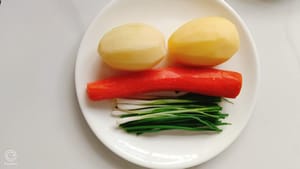 150 g Kartoffeln, 100 g Karotten, 2 Frühlingszwiebeln.