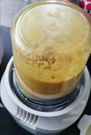 moudre les épices (échalotes, ail, noix de bancoulier, coriandre, curcuma)