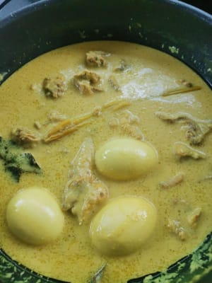 Attendez que la sauce réduise et devienne un peu épaisse, puis versez-la dans un bol.