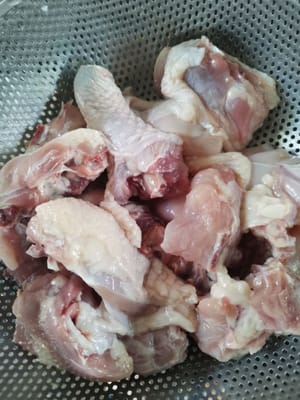 laver soigneusement le poulet puis l'égoutter
