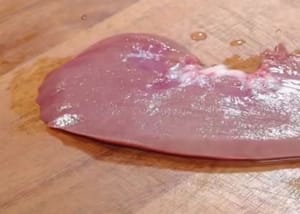 豬腰半分開後把中間的腰稍去掉