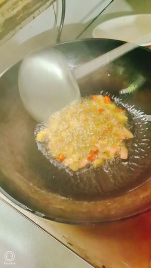 Öl in einer Pfanne erhitzen, die vorbereiteten Zutaten hineingeben und unter Rühren anbraten, bis sie duften