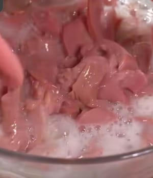 Die aufgeschnittenen Nieren in Wasser legen, eine Flasche Bier und etwas Salz hinzufügen und zwei Minuten einweichen lassen, um den Fischgeruch zu entfernen.