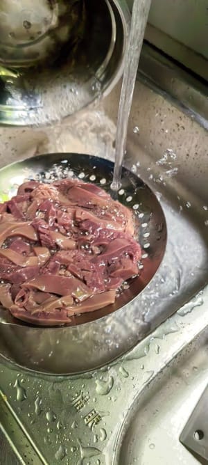 浸泡好用清水多清洗几次捞起挤干水分备用