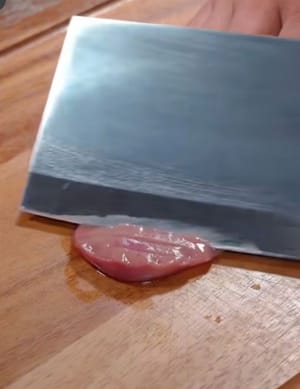 Mit einem Messer das Schweinefilet in Rauten schneiden