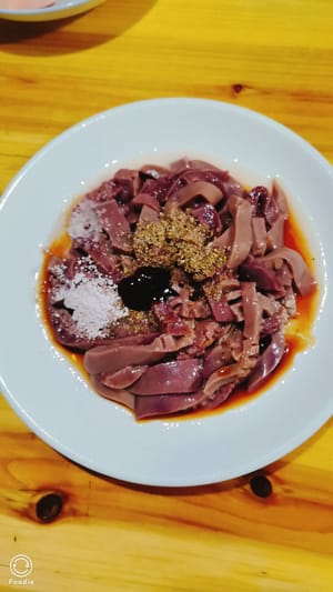 Kochwein, Sojasauce, Austernsauce, Pfefferpulver, Maisstärke, etwas Salz und Speiseöl zu den vorbereiteten Zutaten geben, gut umrühren und 2 bis 3 Minuten marinieren