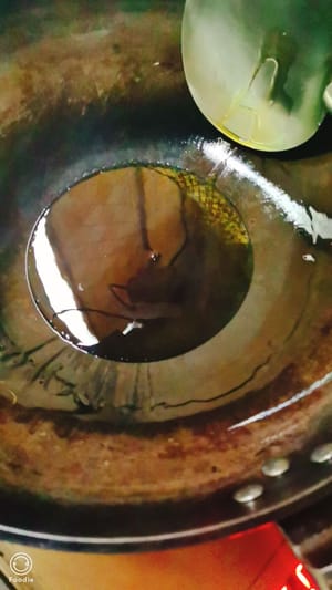 鍋中油熱倒入備好備的食材翻炒爆香