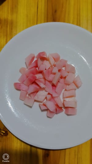 Frühlingszwiebeln und Koriander klein schneiden, Chilischote und Knoblauch sowie den duft-sauren Rettich in Würfel schneiden und beiseite stellen.