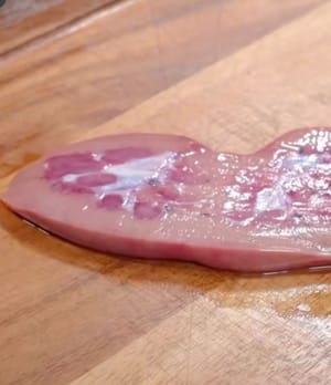 猪腰对半分开后把中间的腰稍去掉