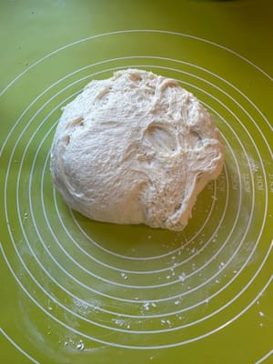 Transfiera la masa a una estera de amasar con harina.