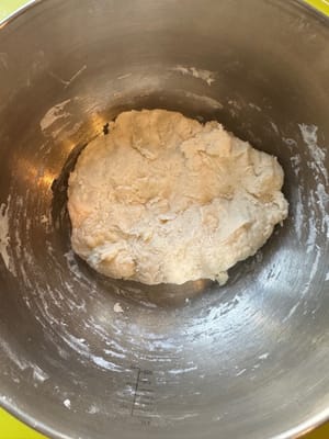 Mezclar hasta que no quede ningún ingrediente seco y amasar durante aproximadamente un minuto hasta formar una masa rugosa.