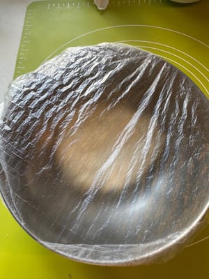 Dejar reposar en un lugar cálido hasta que haya crecido 1,5 veces su tamaño (tardó aproximadamente 1 hora)