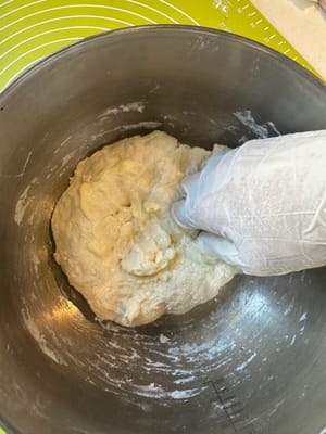 Mezclar hasta que la mantequilla se absorba completamente en la masa y no queden restos de grasa en las manos.