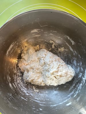 Mezclar hasta que no quede ningún ingrediente seco y amasar durante aproximadamente un minuto hasta formar una masa rugosa.