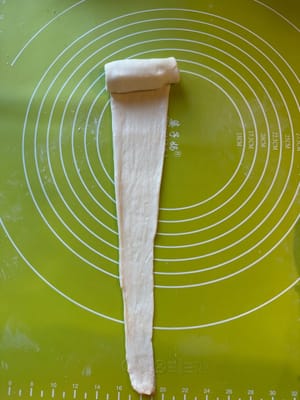 Comience a extender la masa suavemente.