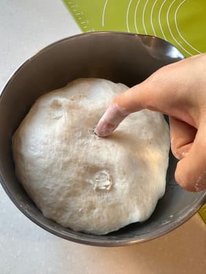 Una vez levado, introduzca un dedo con harina en la masa. La masa debería recuperarse muy lentamente.