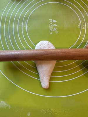 Luego, aplana ligeramente la masa enrollando la parte superior e inferior.