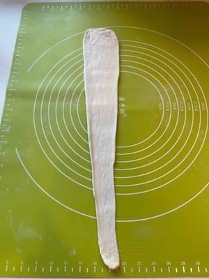 Continúe repitiendo el paso 26 hasta obtener una masa larga y delgada.