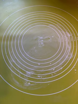 Transfiera la masa a una estera de amasar con harina.