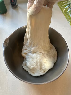 Primero, estira el borde de la masa en la dirección de las 12 en punto y dóblalo hacia abajo hasta las 6 en punto.