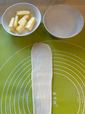 Luego puedes sacar la mantequilla preparada y un tazón pequeño con agua.