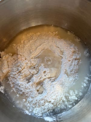 Comience agregando todos los ingredientes excepto la mantequilla a un tazón limpio.