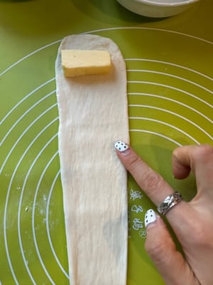 Humedezca el borde de la masa con agua.