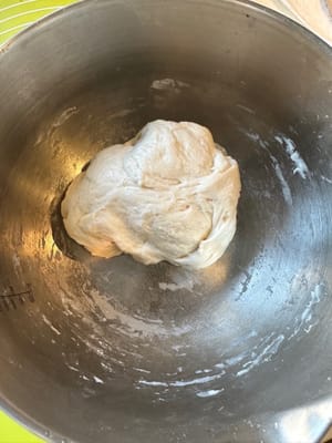 Mezclar hasta que la mantequilla se absorba completamente en la masa y no queden restos de grasa en las manos.