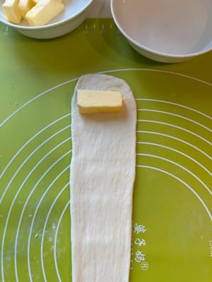 Coloque un trozo de mantequilla a unos 2 cm en la parte superior.