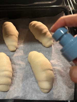 Antes de enviar los panes al horno, rocíelos con agua muy generosamente.