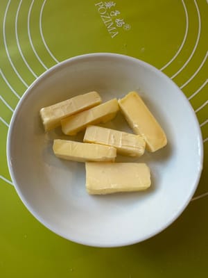 Mientras esperas a que la masa leve, puedes preparar el relleno de mantequilla cortando los 60 g de mantequilla en 6 trozos pequeños de 10 g cada uno. Recuerda volver a meterlo en la nevera para que no se derrita.