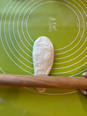 Luego, aplana ligeramente la masa enrollando la parte superior e inferior.