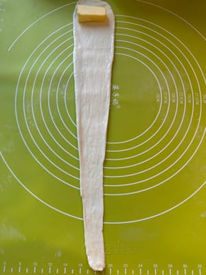 Humedezca el borde de la masa con agua.