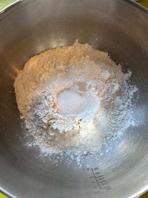 Comience agregando todos los ingredientes excepto la mantequilla a un tazón limpio.