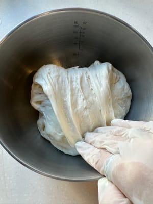 Primero, estira el borde de la masa en la dirección de las 12 en punto y dóblalo hacia abajo hasta las 6 en punto.