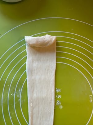 Comience a extender la masa suavemente.