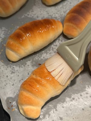 Pincele los panes con mantequilla derretida.