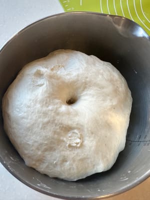 Una vez levado, introduzca un dedo con harina en la masa. La masa debería recuperarse muy lentamente.