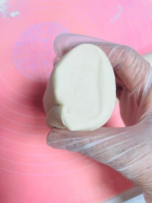 밀가루를 넣고 반죽을 자를 때 옆면에 눈에 띄는 기공이 보이지 않을 때까지 계속 반죽합니다(이것이 빛나는 피부의 핵심입니다). 기공이 보이지 않으면 표면이 울퉁불퉁해질 것입니다.